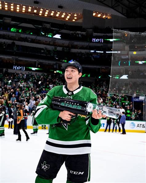 Celly time | Dallas stars hockey, Stars hockey, Hot hockey boy