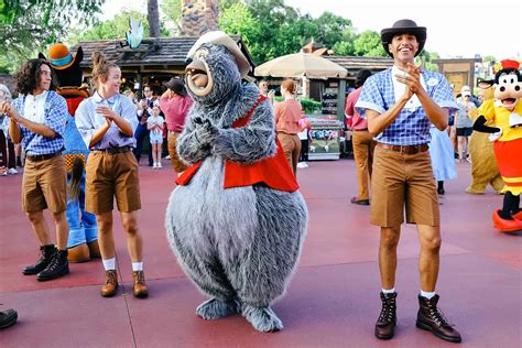 The Frontierland Hoedown at Magic Kingdom (A Surprise Dance Party)