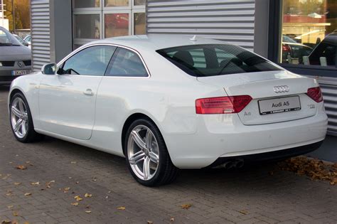 File:Audi A5 Coupé 2.0 TFSI quattro S tronic Gletscherweiß Facelift Heck.JPG - Wikimedia Commons