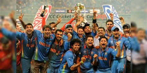 Indian cricket team lifted 2011 Cricket World Cup trophy | 2011 cricket ...