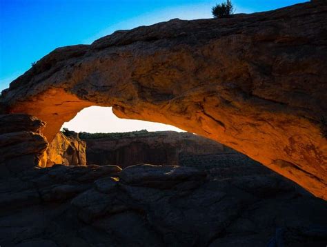 Mesa-Arch-Canyonlands-Utah-sunrise-glow-photo-jeepers - PhotoJeepers