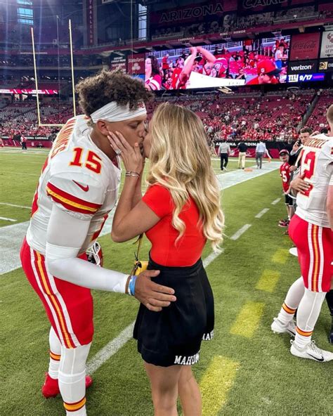 Patrick And Brittany Mahomes Share Sweet Sideline Kiss After Chiefs Win B32