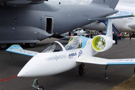 Airbus' electric E-Fan training plane (pictures) - CNET