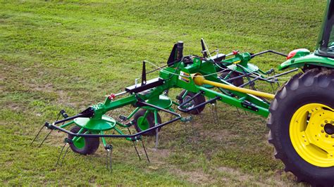 Tedders | Hay and Forage | Frontier™ | John Deere US