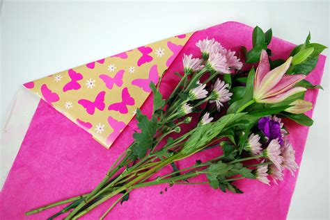 How to Gift Wrap Fresh Flowers Like a Pro