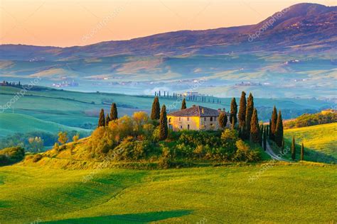 Tuscany landscape at sunrise – Stock Editorial Photo © sborisov #47703845