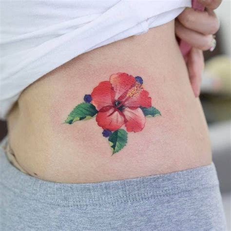 Red hibiscus flower tattoo on the hip. Artista Tatuador: Zihee | Hibiscus tattoo, Tattoos for ...