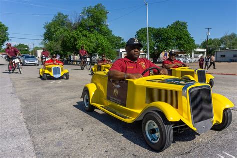 More than 30 groups participate in the Shriners parade in Killeen | Local News | kdhnews.com