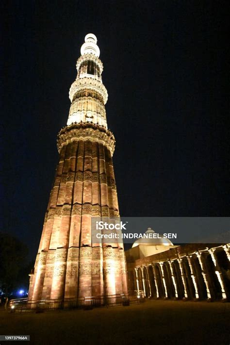 Night View Of Qutub Minar In Delhi India Stock Photo - Download Image ...