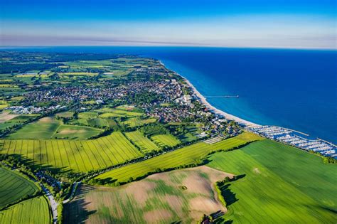 Aerial photograph Grömitz - Coastline on the sandy beach of Baltic Sea ...