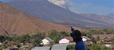 Hundreds of tourists flee volcano at popular Indonesia hiking spot ...