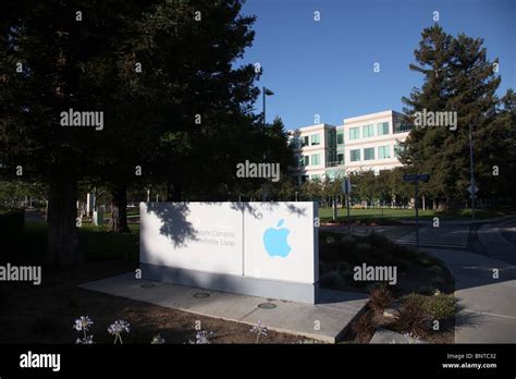 APPLE CAMPUS SIGN LOGO OFFICES 1 INFINITE LOOP CUPERTINO CALIFORNIA Stock Photo, Royalty Free ...