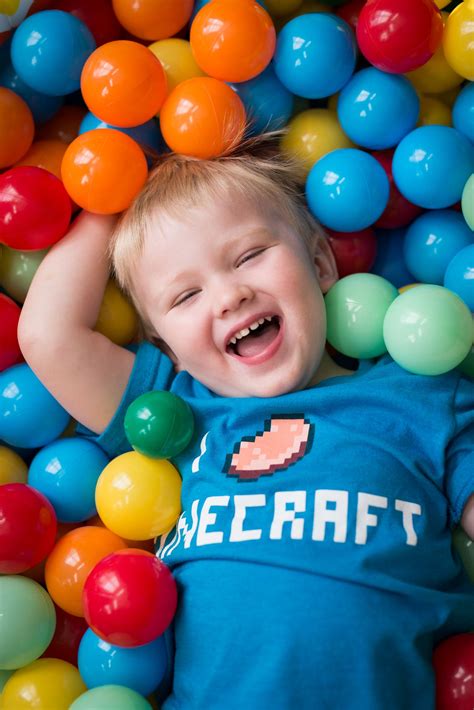 Kids photoshoot - plastic balls in a kiddy pool! Ball Pit Photoshoot, Ball Theme Birthday, Kiddy ...