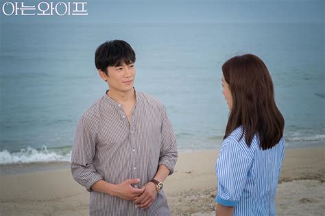 Ji Sung And Han Ji Min Look Peaceful At The Beach In "Familiar Wife" | Soompi