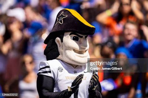 Vanderbilt Mascot Photos and Premium High Res Pictures - Getty Images