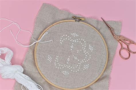 Learn how to do candlewick embroidery with Colonial knots. This traditional whitework method can ...