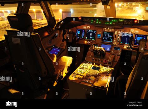 Boeing 747-8 Flight Deck Stock Photo - Alamy