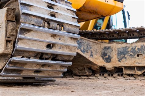 Differences Between Steel and Rubber Excavator Tracks - Equipment ...