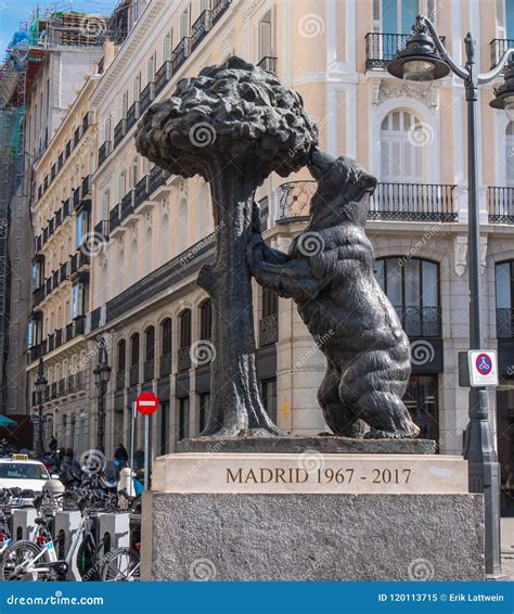 Famous Bear Statue at Puerta Del Sol Square in Madrid - Popular Selfie ...