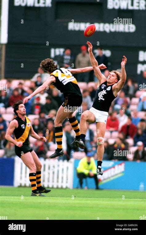 AUSTRALIAN RULES FOOTBALL Stock Photo - Alamy