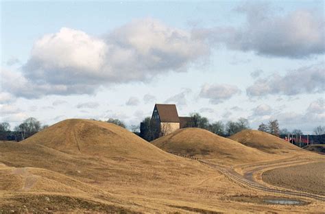 Gamla Uppsala högar och Gamla Uppsala kyrka, Uppland 1993 ...