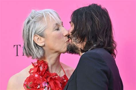 Keanu Reeves and girlfriend Alexandra Grant share red carpet kiss John Wick, Keanu Reeves ...