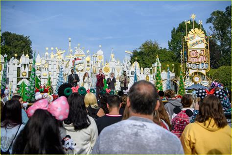 Disney Christmas Parade 2021 - Full Performers List Revealed!: Photo ...