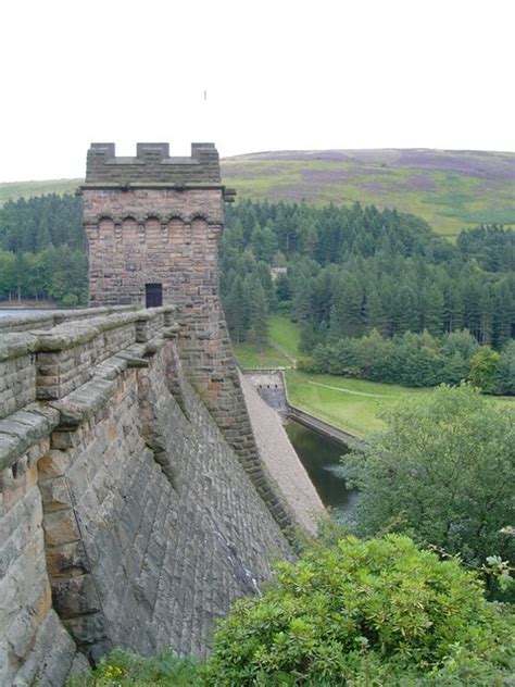 Derwent Dam © Paul Buckingham cc-by-sa/2.0 :: Geograph Britain and Ireland