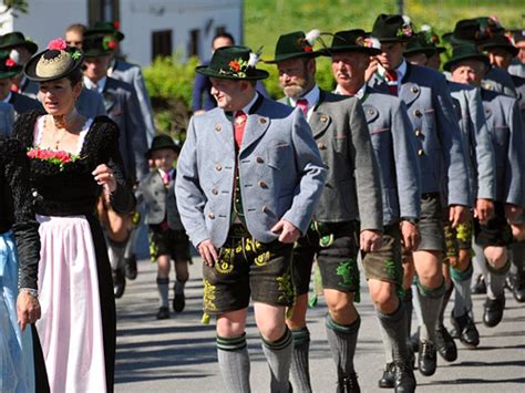 Traditional Bavarian (Germany) folk dress: dirndl dress and lederhosen - Nationalclothing.org