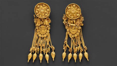 𝐏𝐈𝐋𝐋𝐀𝐑𝐒 𝐎𝐅 𝐓𝐇𝐄 𝐄𝐀𝐑𝐓𝐇 on Twitter: "Gold Disk Earrings, East Greek, ca. 300 BC."