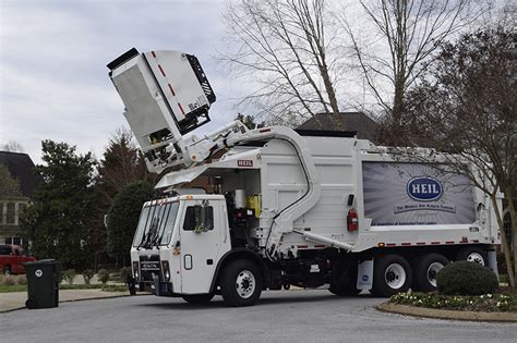 Heil® Half/Pack® Residential Front Load Garbage Trucks With Odyssey® Hydraulic Controls | Heil