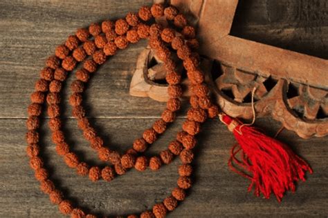 A STEP-BY-STEP GUIDE TO MANTRA CHANTING | Om Yoga Magazine