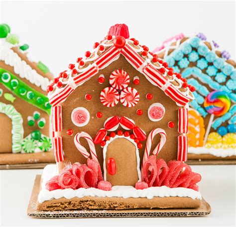 Suzy Homefaker: Gingerbread House Decorating Ideas