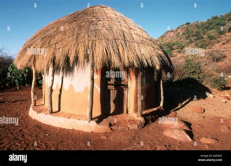 Grass thatched hut hi-res stock photography and images - Alamy