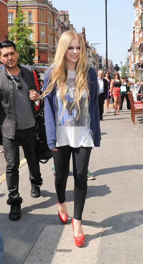 Avril Lavigne charming in Leggings and Hoodie | Fashion Styles