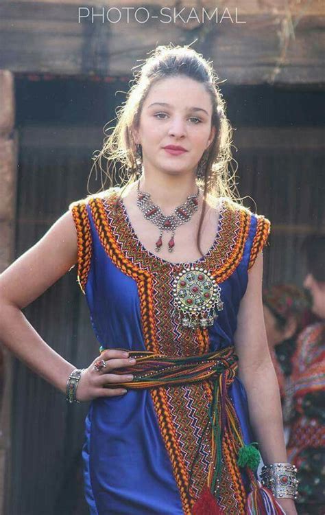 Une belle robe kabyle d'un bleu royal comme je l'aime | Moroccan ...