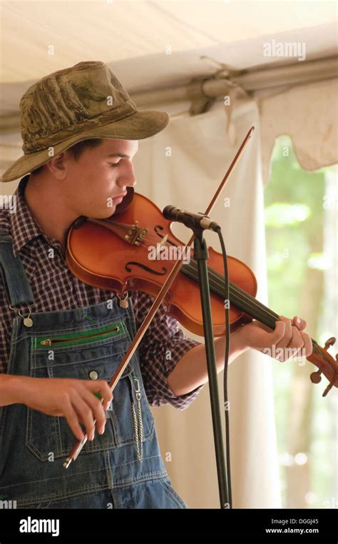 Country Violin Music High Resolution Stock Photography and Images - Alamy