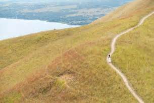 Bukit Holbung; Memandang Samosir Berteman Angin dan Ilalang