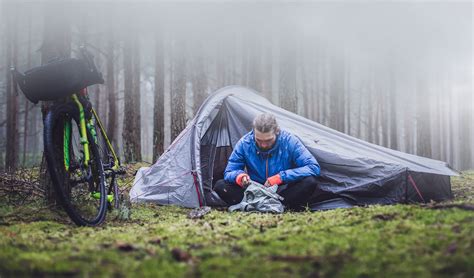 Pour rester au sec en bivouac sous la pluie, adoptez la bonne stratégie