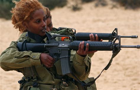 Female IDF soldiers training : r/pics