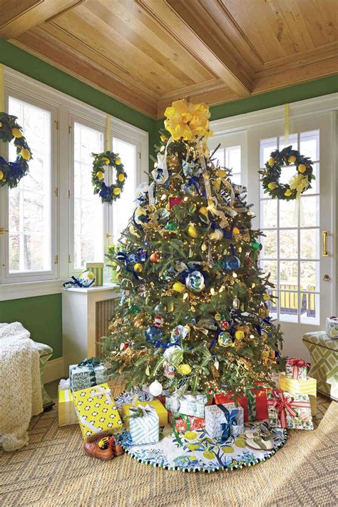 22 Festive Christmas Tree Garland Ideas