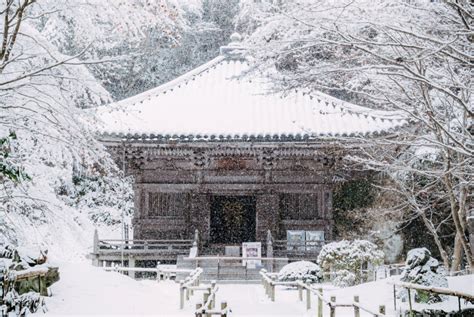 Japanese Temple In Winter Looks Like Something Out Of A Fairytale ...