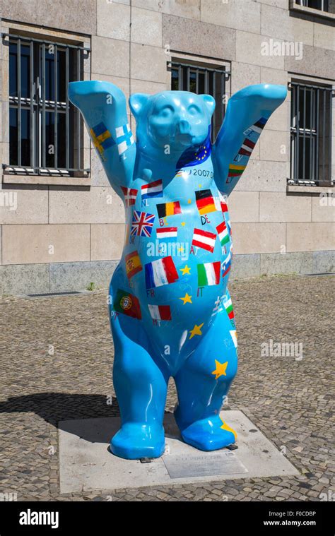 Berlin United buddy bear sculptures Stock Photo - Alamy