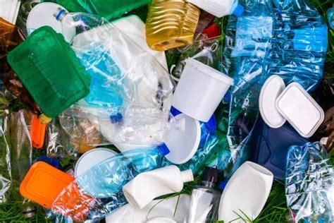 Which brands are the world's top 10 plastic polluters according to a new report?