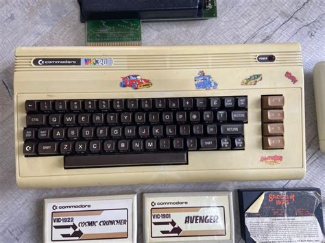 Commodore VIC 20 Bundle - Tested - Retro32