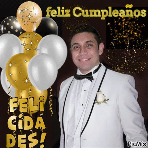 a man in a tuxedo and bow tie standing next to balloons with the caption feliz cumpleanos