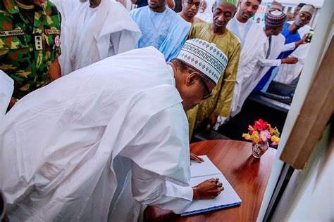 Photos: President Buhari visits Sokoto State on a condolence visit to the family of Late Shehu ...