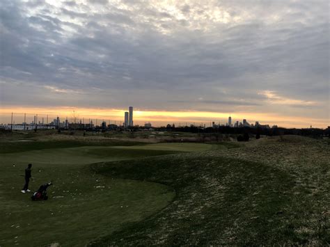 Manhattan sunrise : r/golf