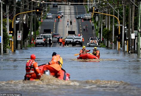 Victoria floods: Shepparton residents put on high alert as thousands ...