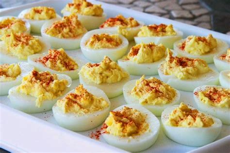 Deviled eggs: huevos rellenos de gambas ligeramente picantes - Recetín